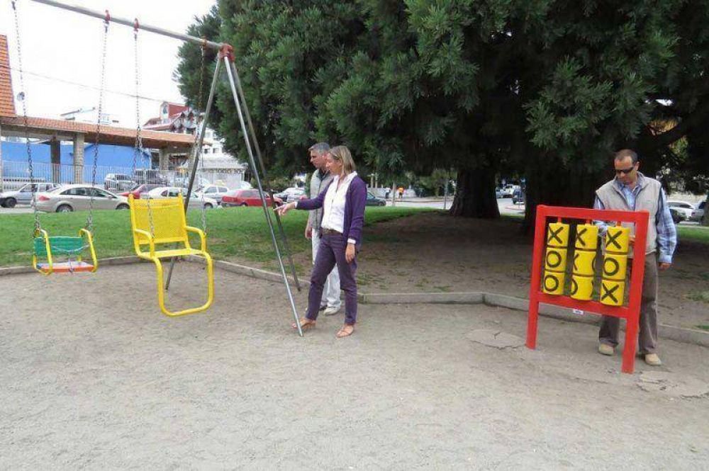 Municipio acondiciona plazas e instala juegos inclusivos