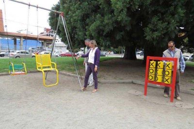 Municipio acondiciona plazas e instala juegos inclusivos