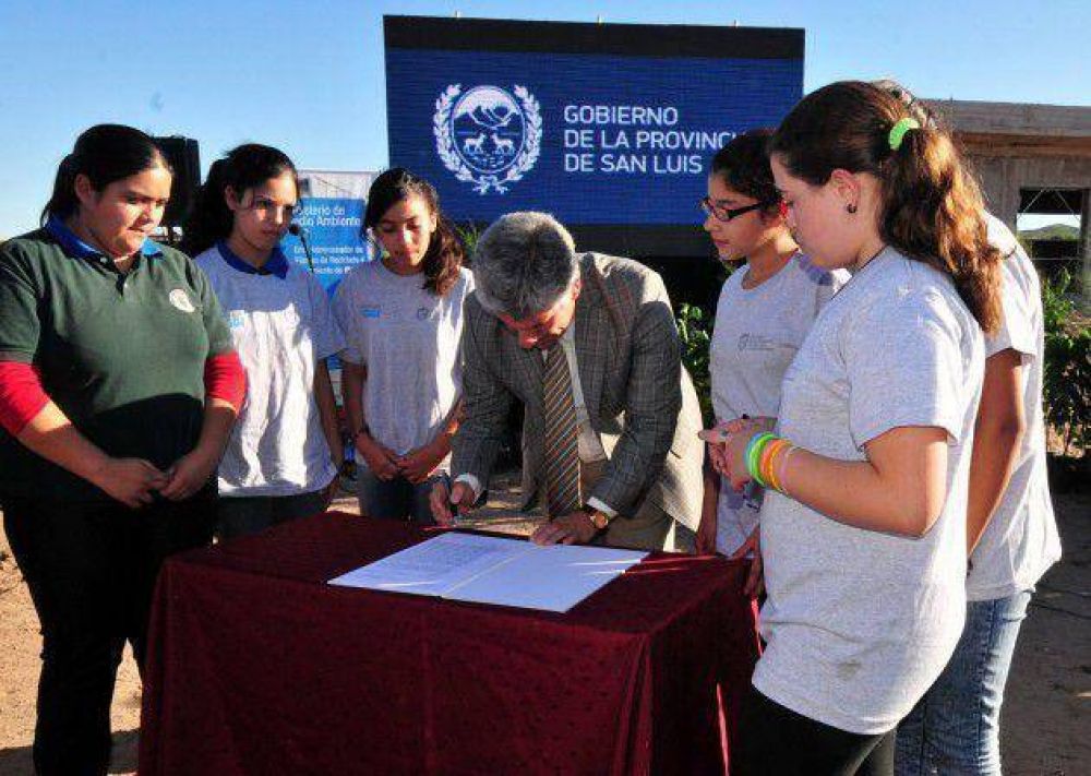 El gobernador adjudic� la construcci�n de la tercera planta de reciclado