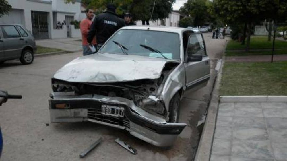 Dos hospitalizados por un choque entre una camioneta y un auto