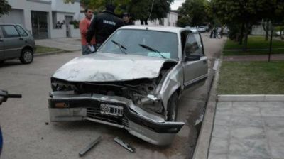 Dos hospitalizados por un choque entre una camioneta y un auto