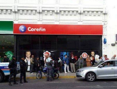 Un boxeador golpe� a un inspector porque le secuestraron la moto