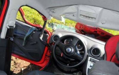 Una mujer herida al chocar su auto contra el cantero de la avenida La Voz