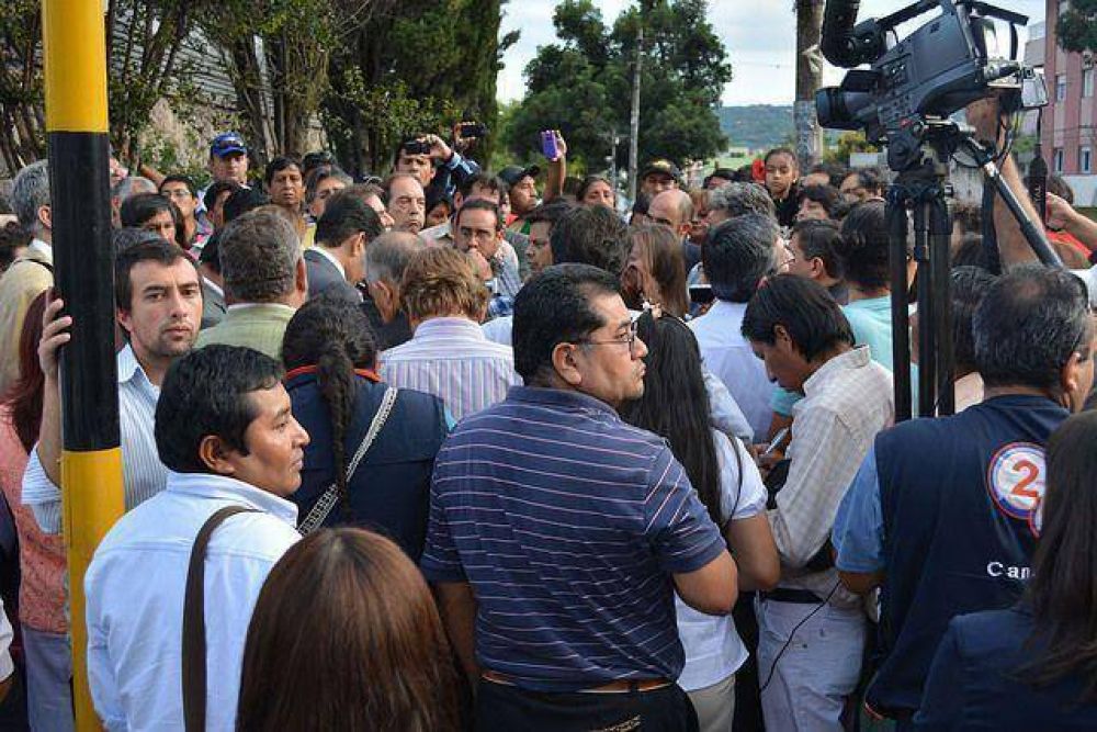 No dejaron entrar a gremialistas a la Legislatura y hablaron con los diputados en la calle