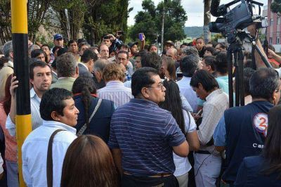 No dejaron entrar a gremialistas a la Legislatura y hablaron con los diputados en la calle