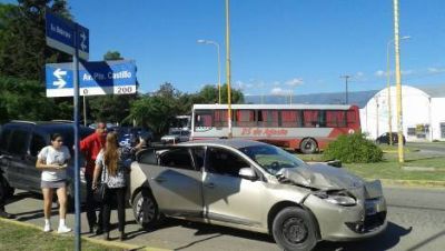 Automovilista se meti� debajo de un colectivo