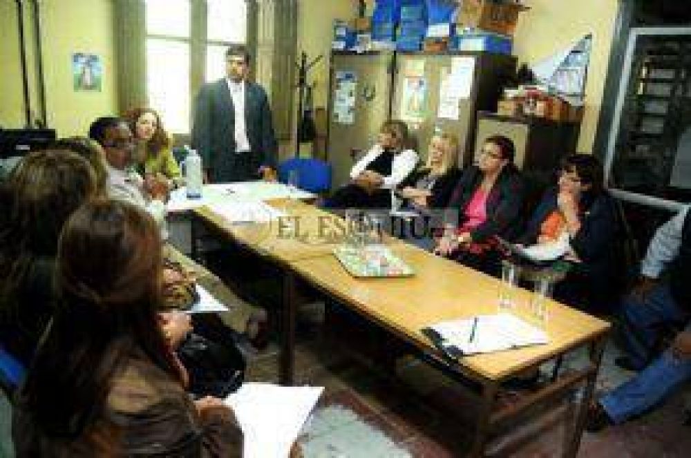 Docentes eval�an tres ofertas antes del �ltimo encuentro con el gobierno
