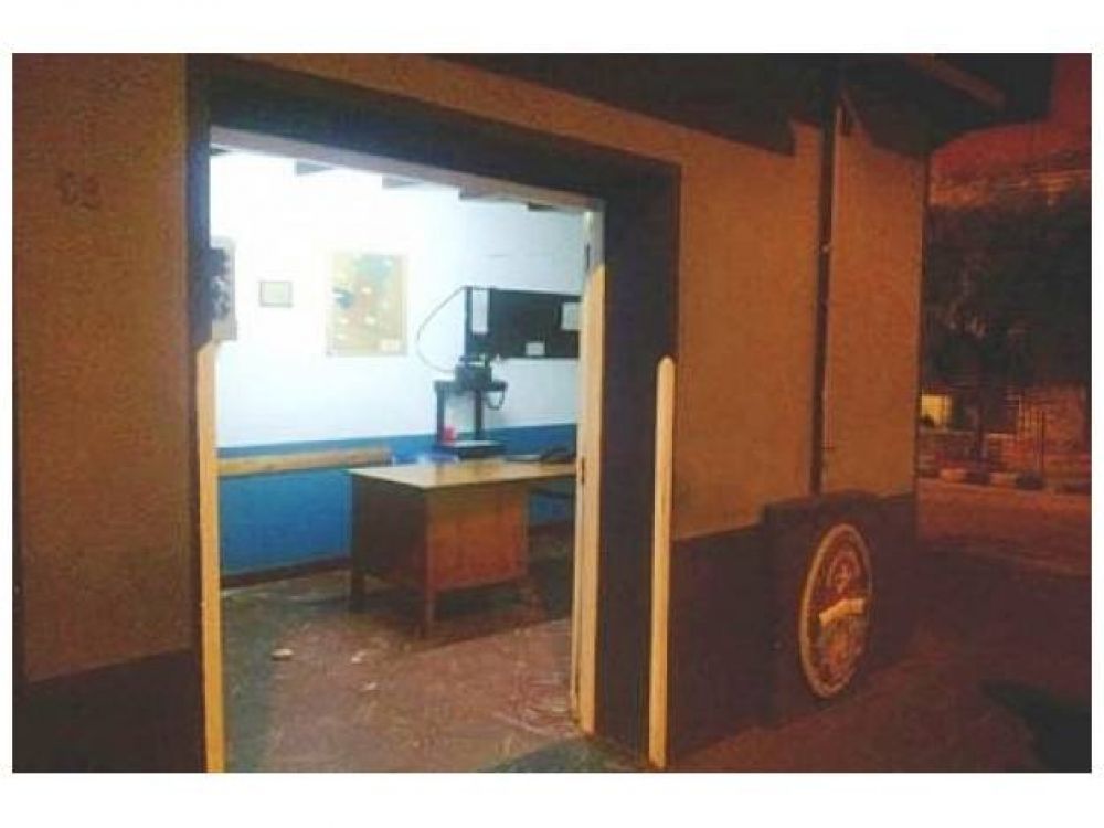 Detuvieron a un ladr�n y sus familiares apedrearon una comisar�a