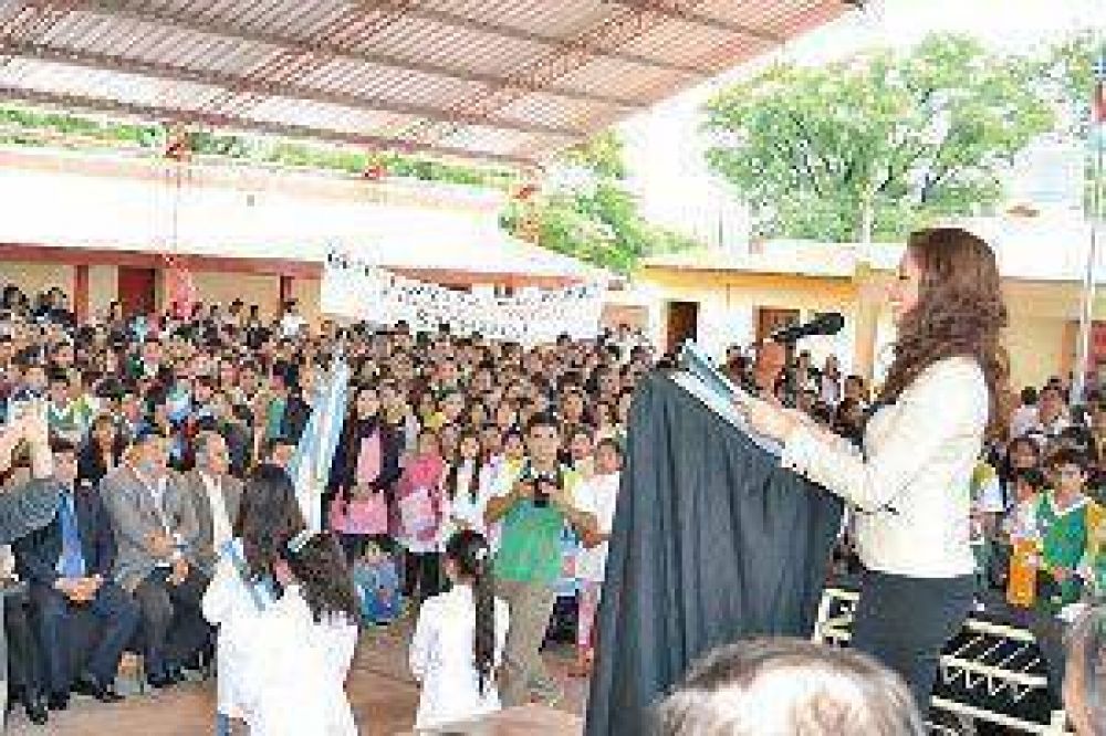 Fuerte impulso de la gobernadora a la educaci�n en Santiago