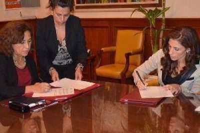 La gobernadora firm� convenio de cooperaci�n con la Unse