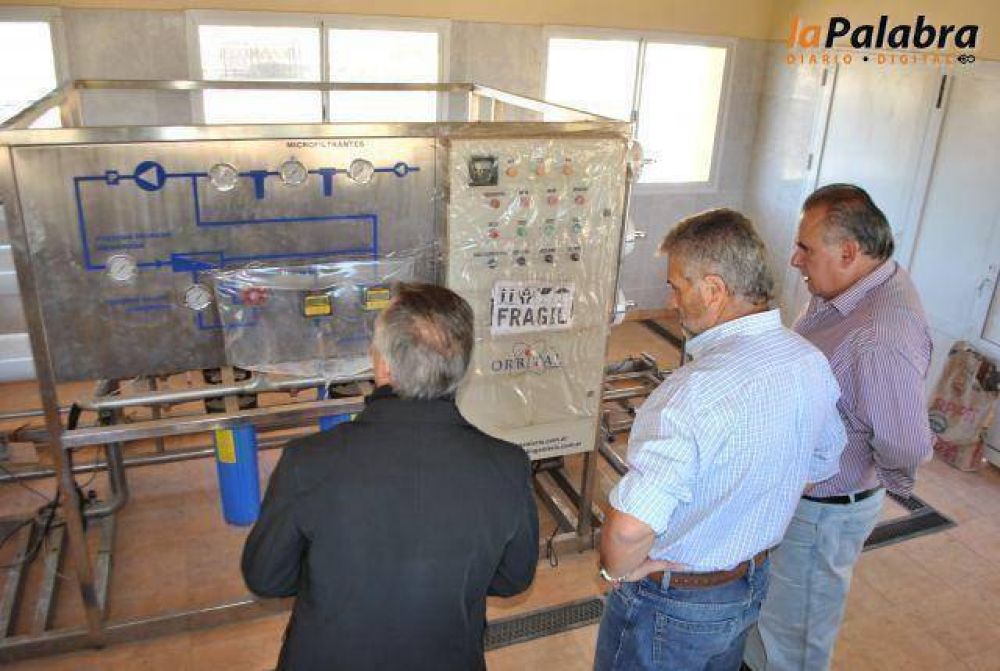 Curetti y autoridades del S.P.A.R recorrieron las obras de agua potable en Los Pocitos y Baha San Blas