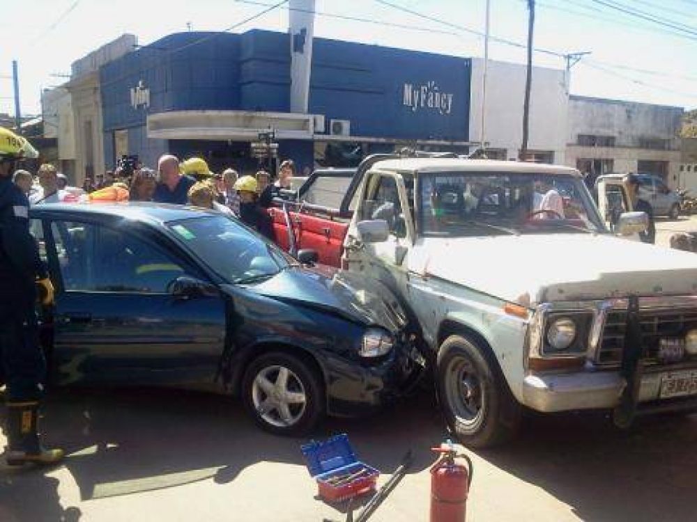 Una mujer mayor atrapada en un choque en el centro