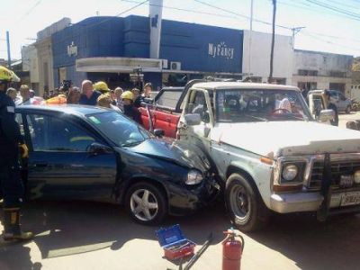 Una mujer mayor atrapada en un choque en el centro