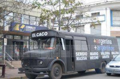 "El Caco", el ins�lito micro de campa�a del Frente Renovador estacion� en infracci�n