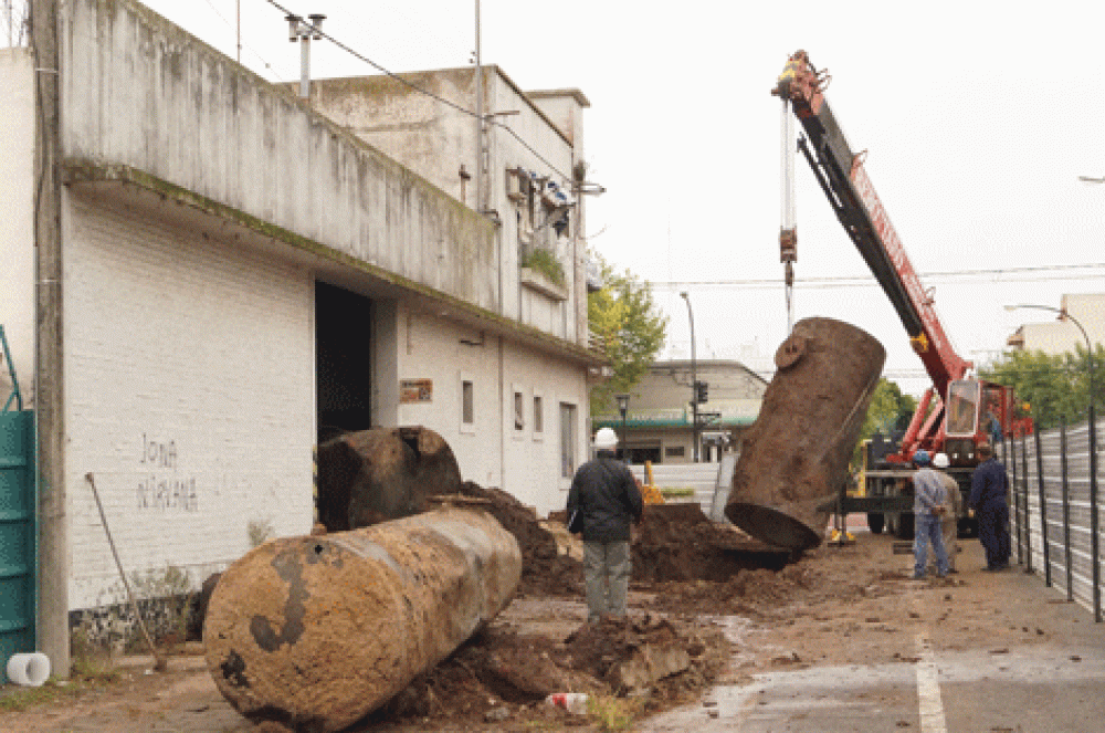 Extraen los tanques de combustible de la ex YPF de Mesplet 