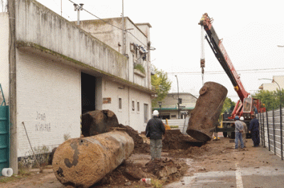 Extraen los tanques de combustible de la ex YPF de Mesplet 
