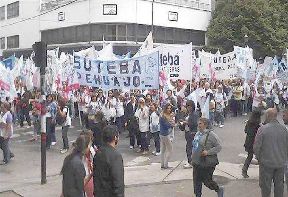 Docentes pehuajenses se movilizaron en La Plata