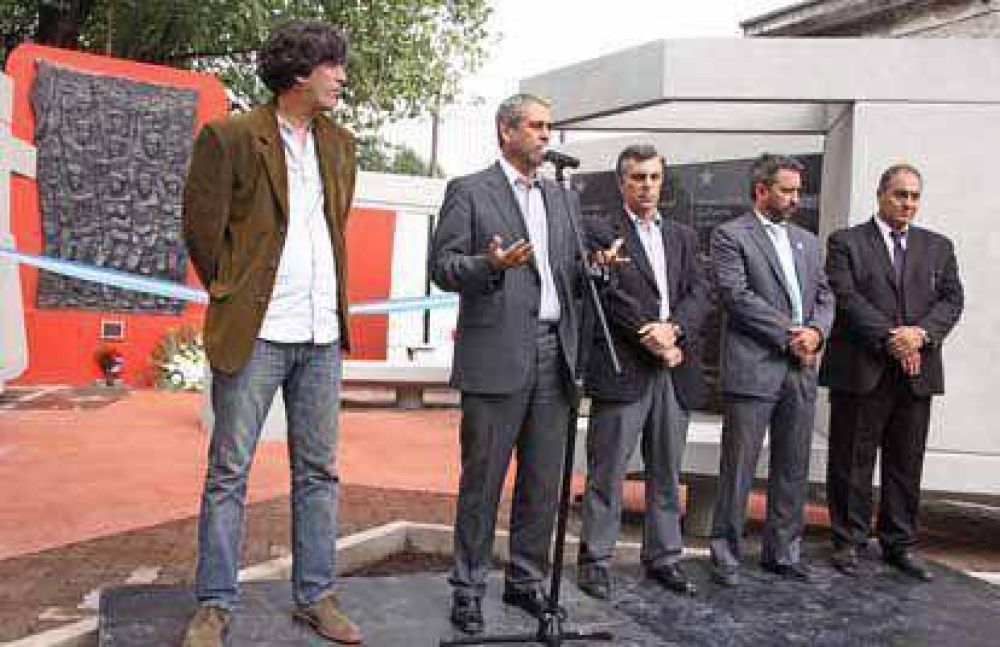 Inauguraron mausoleo en el cementerio de Avellaneda para vctimas del ERP asesinadas en 1975