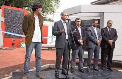 Inauguraron mausoleo en el cementerio de Avellaneda para v�ctimas del ERP asesinadas en 1975