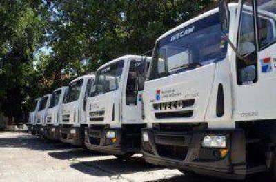 Suman camiones para limpiar las calles y recoger residuos
