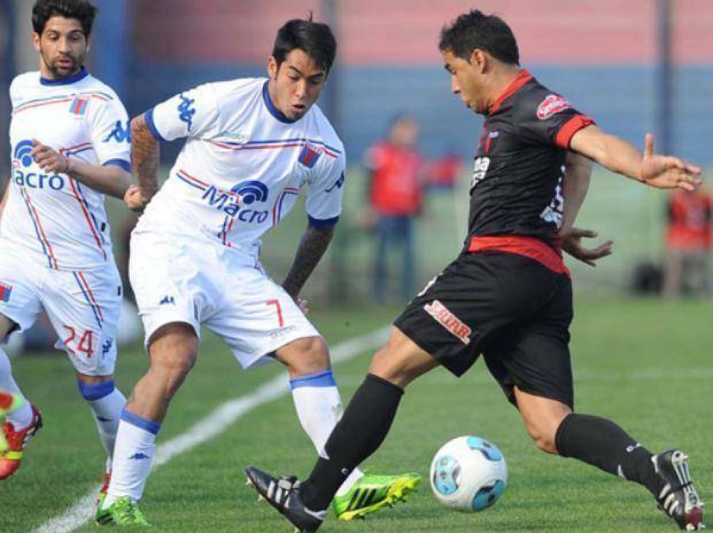 Col�n recibe a Tigre mirando las dos tablas
