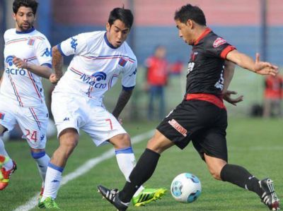 Col�n recibe a Tigre mirando las dos tablas