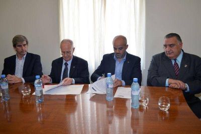 Palo Oliver y Ra�l Lamberto firmaron un convenio para incorporar 60 agentes a la Polic�a Comunitaria