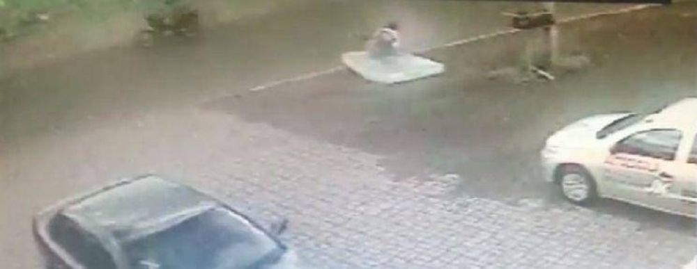 Ciclista con suerte: lo atropella y lo salva un mismo colch�n