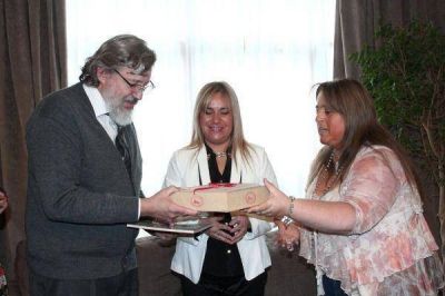 Boyadji�n y Oyarzo destacaron la presencia del distinguido profesional