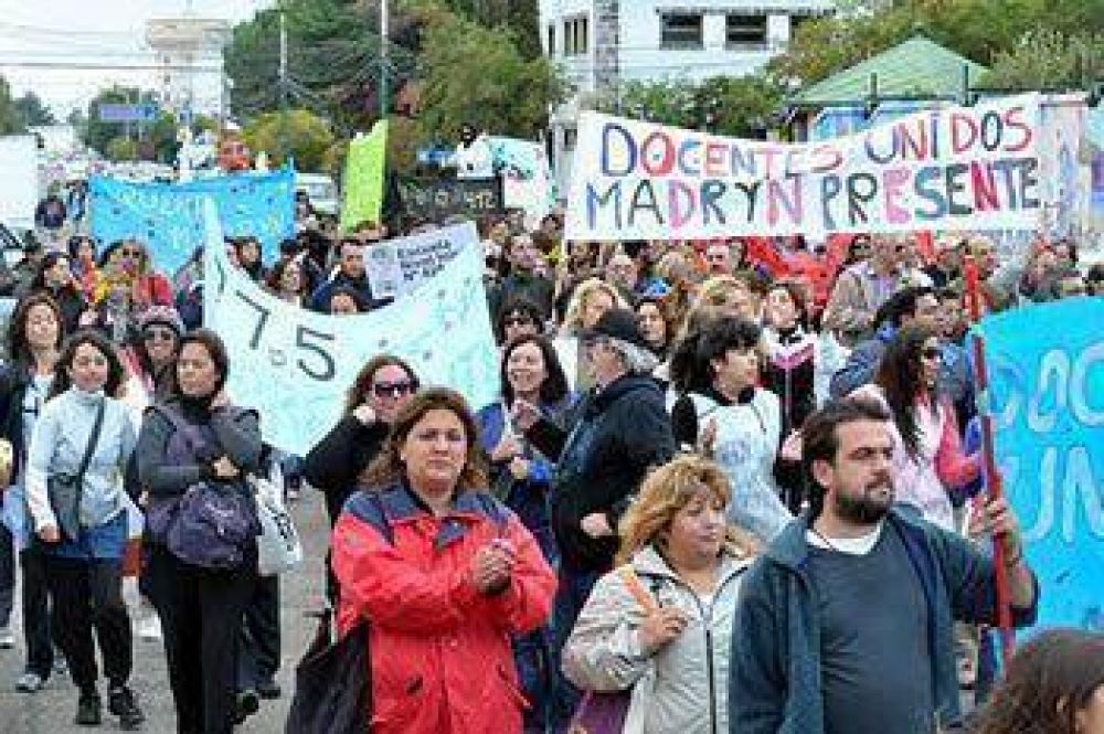 Buzzi en problemas: Multitudinaria marcha docente a Rawson