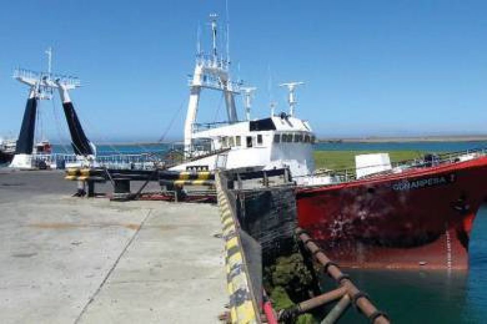 Barcos de Conarpesa reactivan el puerto de Comodoro Rivadavia