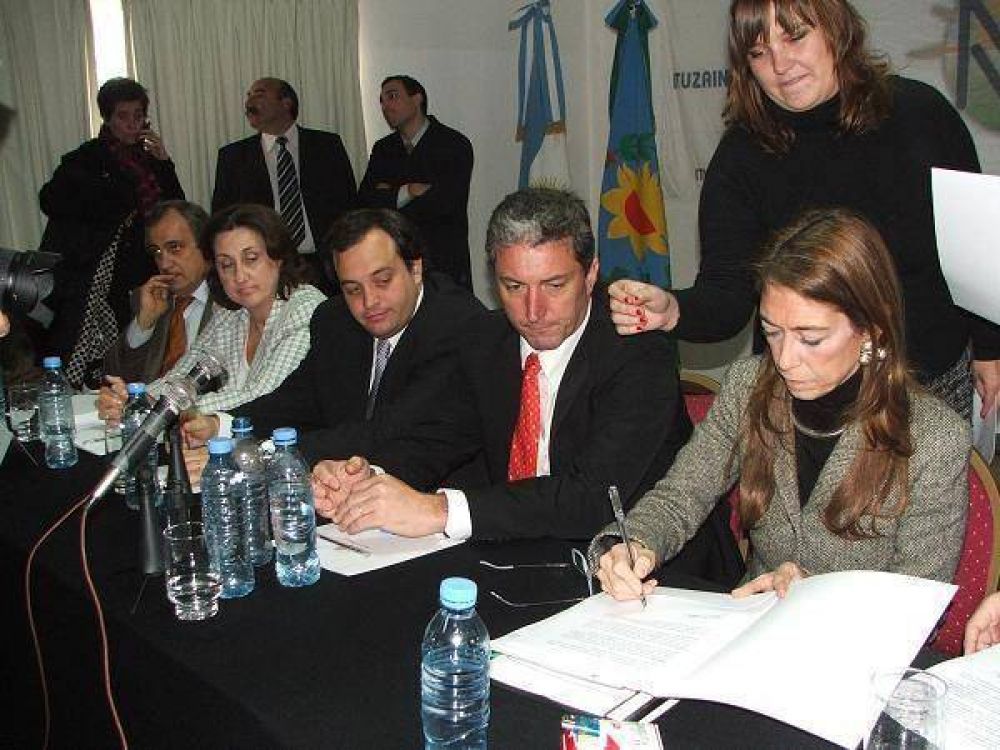 Firman convenios para impulsar la producci�n nacional