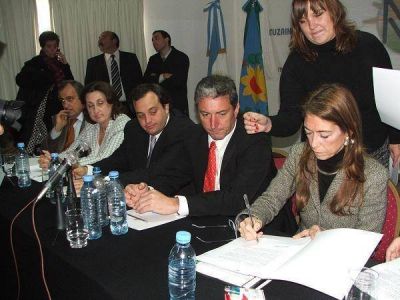 Firman convenios para impulsar la producci�n nacional