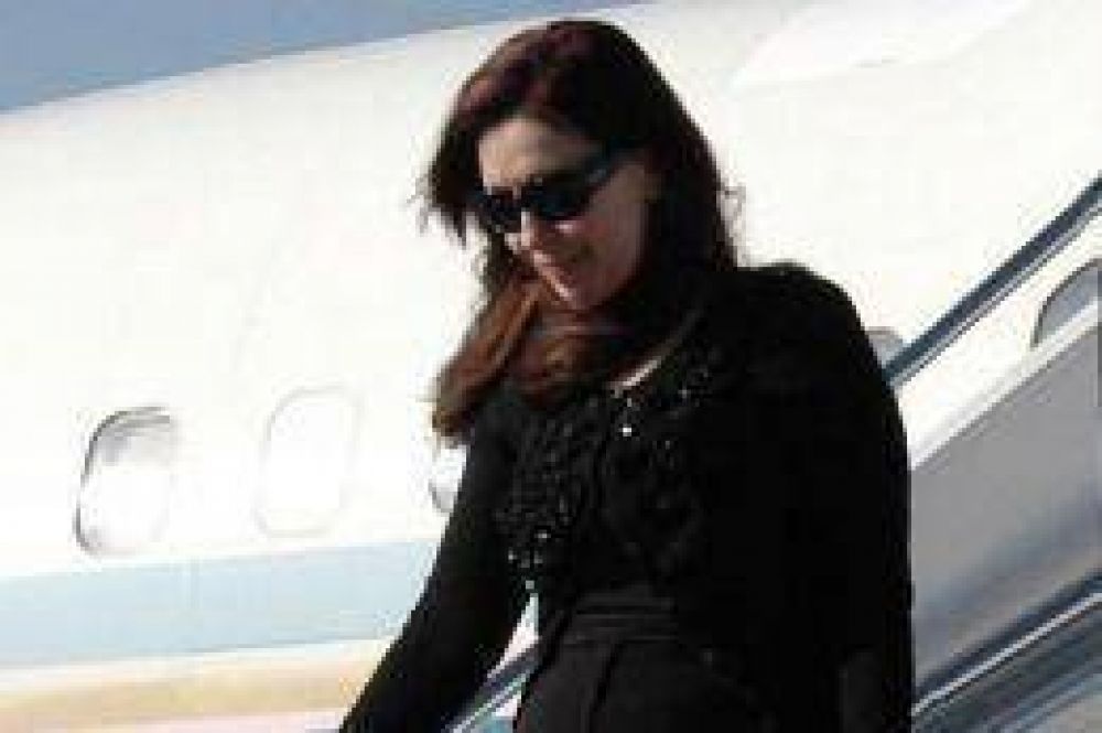 Cristina regresa al pa�s tras la gira europea, que incluy� al Papa y Hollande