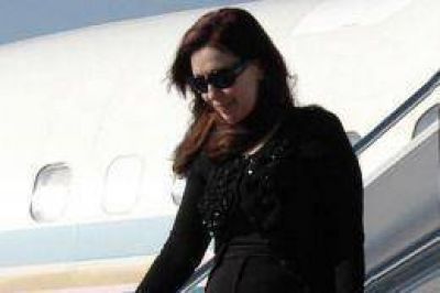 Cristina regresa al pa�s tras la gira europea, que incluy� al Papa y Hollande