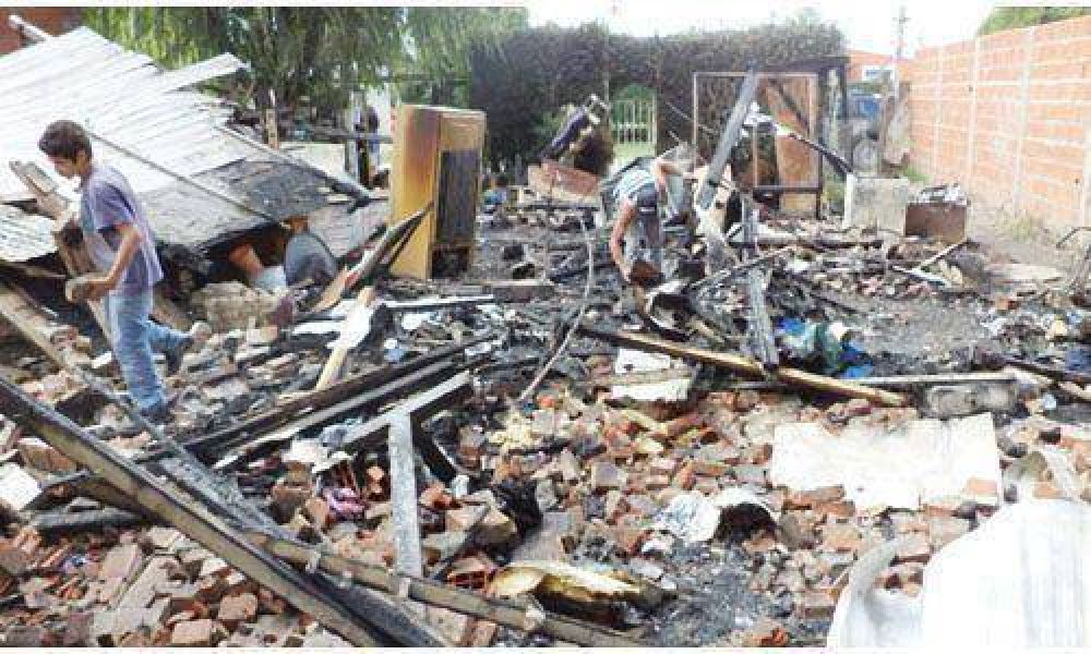 Feroz incendio arras� tres viviendas