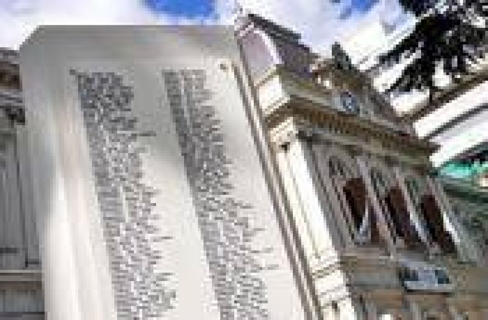 El monolito que recuerda a los desaparecidos nuevamente en los jardines del edificio de Presidencia de la UNLP
