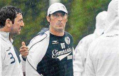 Pedro Troglio: �Si quieren colgarme en Plaza Moreno, que me cuelguen�  
