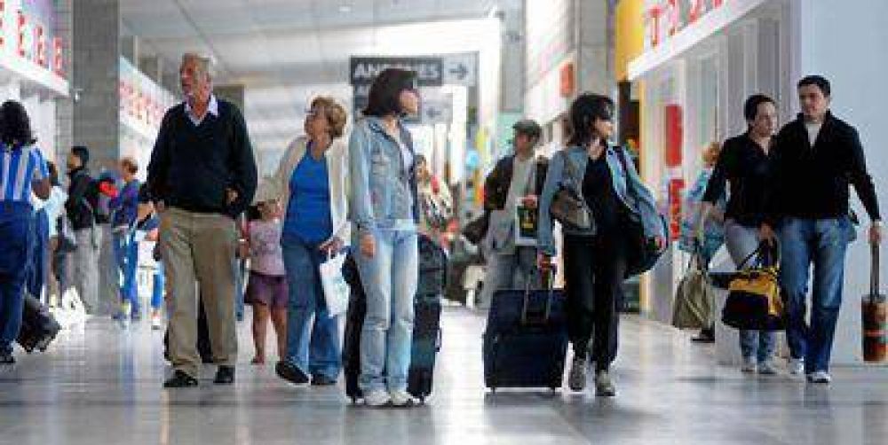 Con clima bien oto�al miles de turistas llegan a Mar del Plata