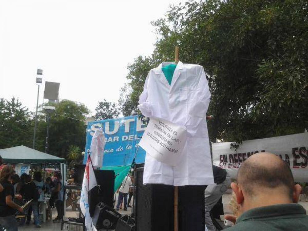 La Defensor�a present� un amparo por el conflicto docente  