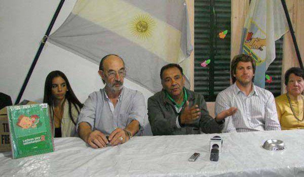 �Unidad y Lealtad� dona 600 manuales de primaria