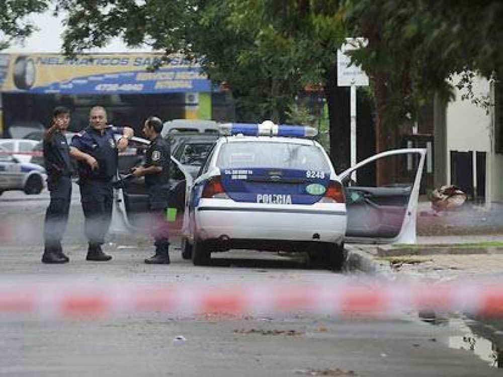 Asaltaron a una pareja en Plaza Sarmiento luego de ser amenazados con arma