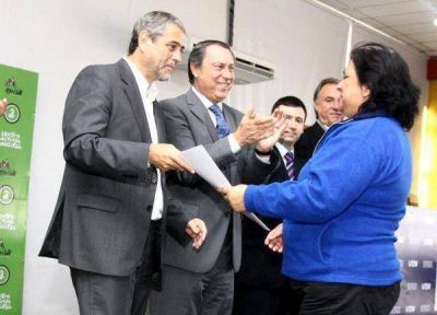 En una entrega de escrituras, Ferraresi y Casal anunciaron la creaci�n del Departamento Judicial de Avellaneda-Lan�s