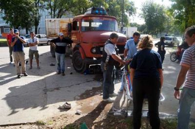 Violento choque entre una moto y un cami�n en acceso Alfons�n 