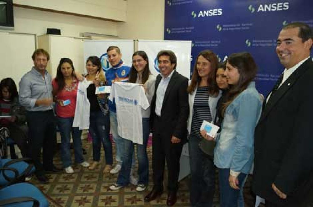 Entregan las primeras 50 tarjetas del Plan Progresar