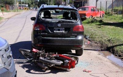 Otro choque entre un auto y una moto