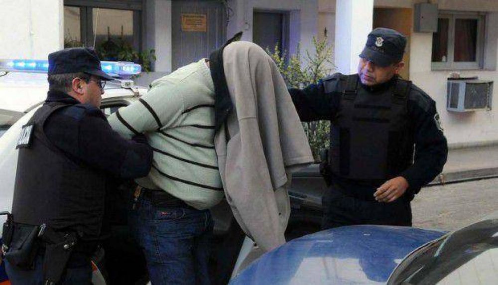 Cay� un polic�a por robarle la cartera a una mujer