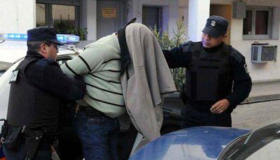 Cay� un polic�a por robarle la cartera a una mujer