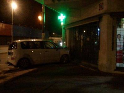 Un auto choc� contra una farmacia