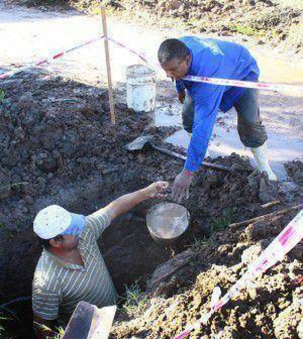 El Municipio ejecuta obras de cloacas y agua en distintos barrios